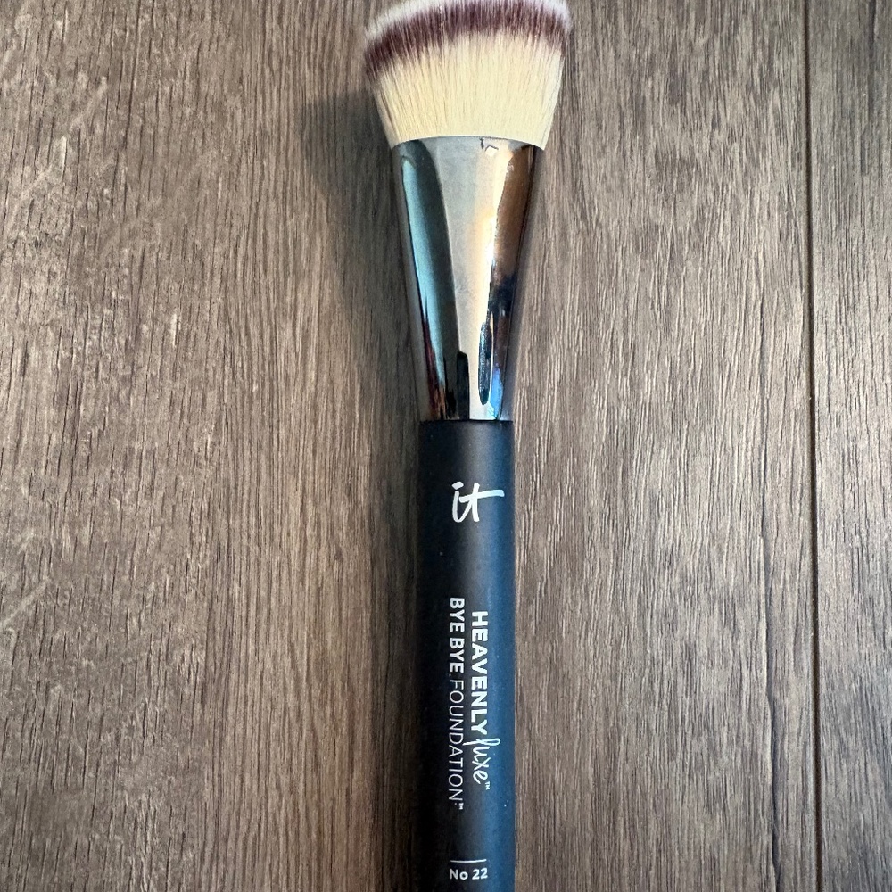it cosmetics heavenly luxe bye bye foundation no 22 brush handle is sticky